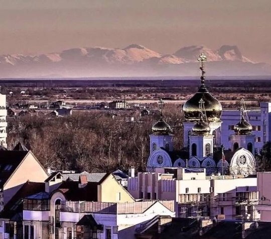 Кто в Краснодаре встает рано и в хорошем настроении, тот из окна видит горы ⛰⛰  Если из вашего окна по утрам..