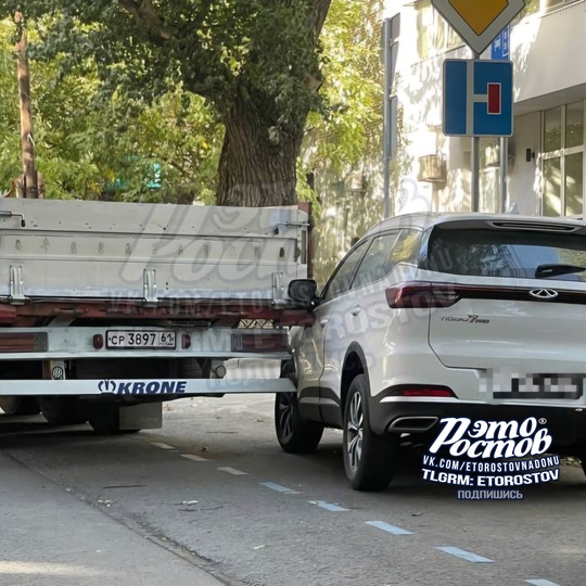 Водитель фуры насадил на кузов «китайца». 📍 Семашко  Машины объезжают по..