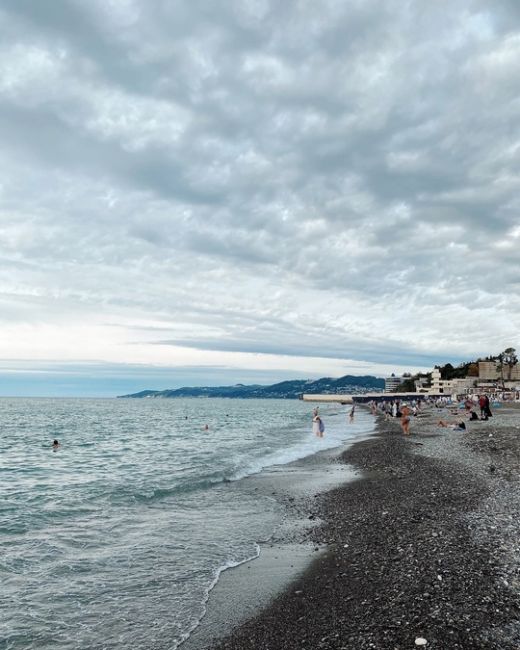 Вторая половина октября в Сочи 🌥️  Людей на пляжах уже сильно меньше, официально объявили о закрытии..