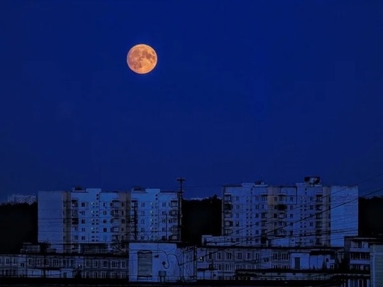 17 октября в 04:47 жители Самарской области смогут увидеть Суперлуну 🌕  В этот момент спутник будет находиться..