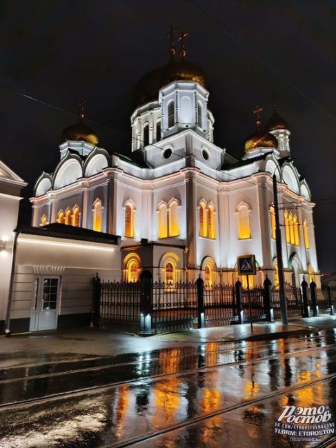 ✨ Соборная площадь Ростова во время дождя. Очень красиво..