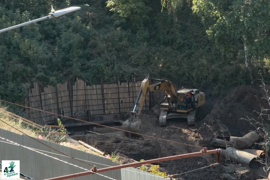 🏗🌳🚜 
Что происходит в Почаинском овраге? 
Техника все глубже вгрызается в склон. По левой бровке растет..