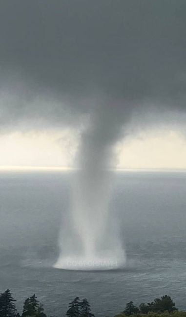 Смерч в Сочи 🌪️
На курорте по прогнозу дожди, град и смерчи до 20 октября  Фото..