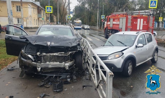 В Самаре на улице Вольской недалеко от больницы им. Семашко столкнулись кроссовер Мерседес и легковушка..