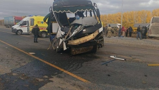 На трассе М7 под Мензелинском столкнулись два автобуса.  По предварительным данным, автобус «КамАЗ», в..