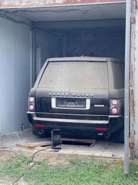 НОВЫЙ Range Rover 2009 без пробега, целых 13 лет он стоял в гараже и никогда не видел света. 
А потом кто-то купил его за..