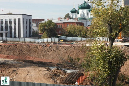 🏗🌳🚜 
Что происходит в Почаинском овраге? 
Техника все глубже вгрызается в склон. По левой бровке растет..