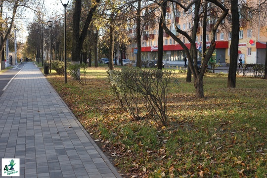 📝🌳🚜 
Мы вновь посетили сквер им. Валерия Иконникова. 
Напомним, летом в нем проходили работы по..