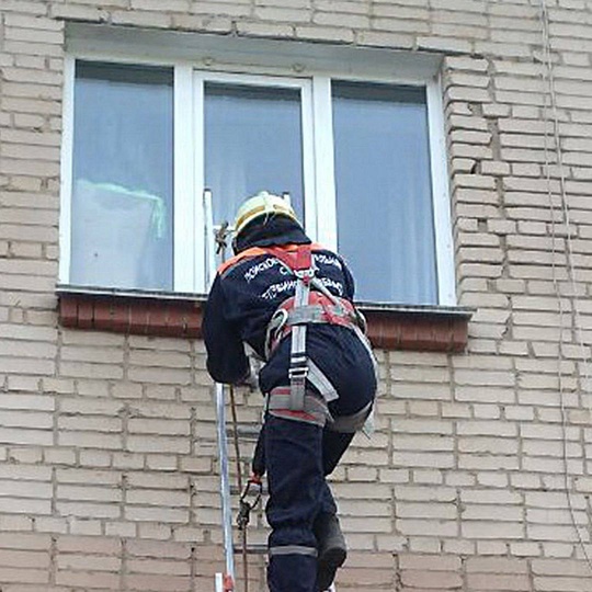 ❗️ Кровь на потолке и закрытая дверь: соседи вызвали спасателей  Жители многоэтажки в посёлке Локомотивный..