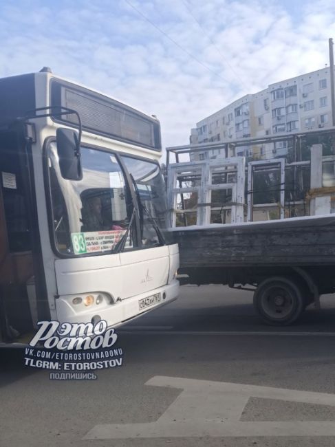 🚍 «Газель подрезала 83 автобус возле ТЦ Парк. Они столкнулись. И так транспорт забитый, еще и в ДТП попадает!»,..