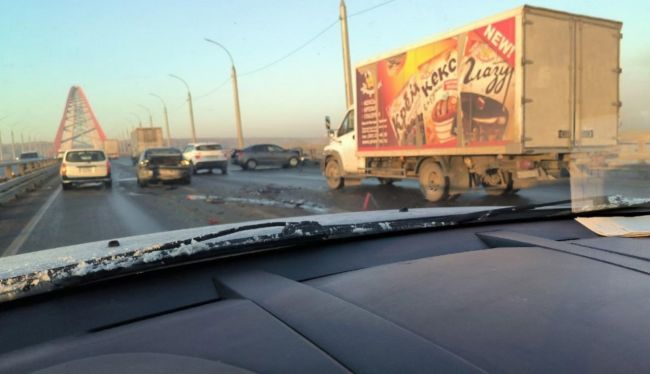 Сегодня на Бугринском мосту утром из-за тумана и гололеда было сразу несколько ДТП  Очевидцы насчитали 5 ДТП..