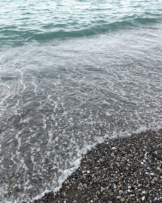 Вторая половина октября в Сочи 🌥️  Людей на пляжах уже сильно меньше, официально объявили о закрытии..