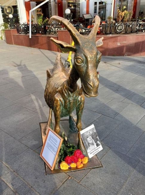 🗣Стихийный мемориал в память о журналистке Ирины Славиной появился у памятника козе на Большой Покровской...