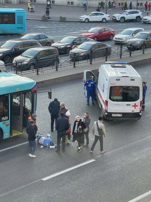 На площади Восстания в аварию попали сразу два автобуса и три легковушки. 
Предварительно, водитель..