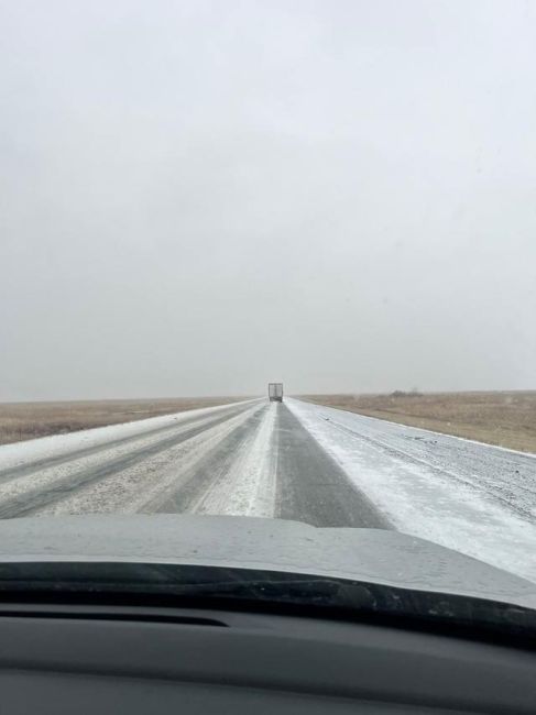 Снег выпал этой ночью в Новосибирской области  Вот так выглядит дорога в Омск. О снежной ночи сообщили и..