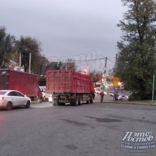 ⚠️ «Уже месяц стоит грузовик без номеров на Менжинского/Пановой. Движение здесь плотное, машина закрывает..