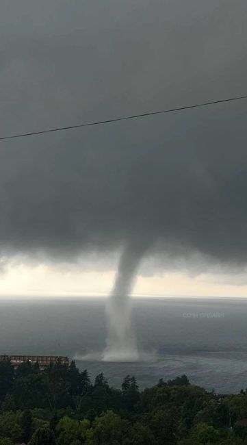 Смерч в Сочи 🌪️
На курорте по прогнозу дожди, град и смерчи до 20 октября  Фото..