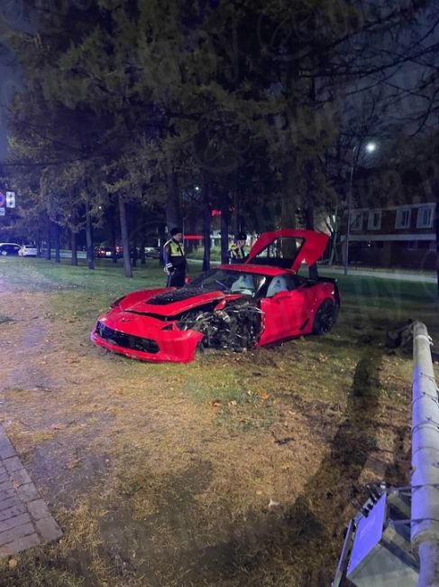 😭Редкий красный Chevrolet Corvette разбился об столб на углу Манчестерской улицы и проспекта Тореза  У спорткара..