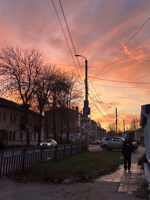 💙 Нижний под розово-оранжевым фильтром  Ждем в комментариях ваши шедеврофото сегодняшнего..