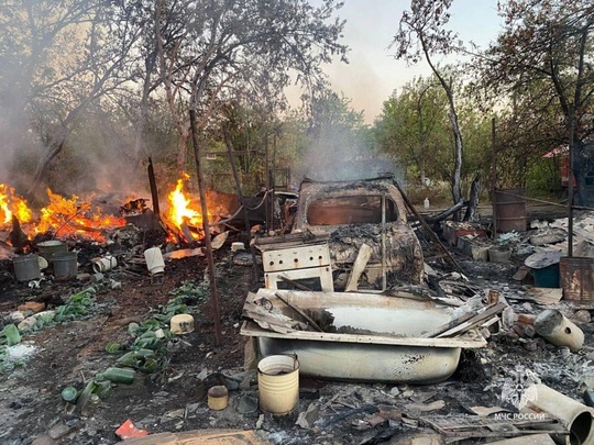 В Мясниковском районе женщина пострадала при тушении пожара в своём доме. Ночью в СНТ «Аист» загорелся..