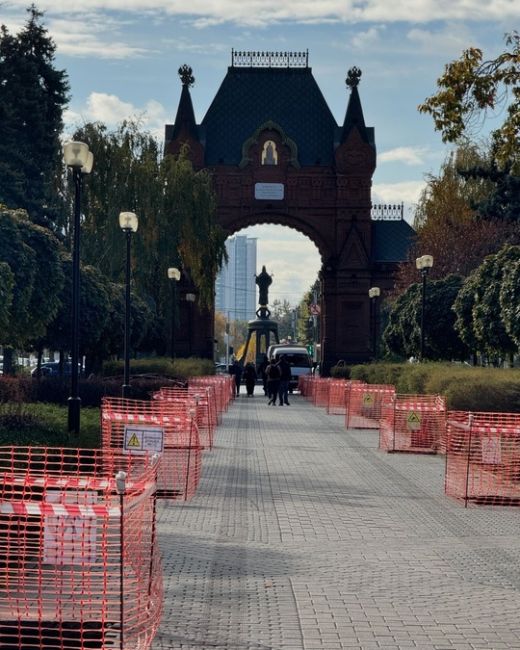 Праздник к Нам приходит!  Вот такую Сказку создаёт 
Сергей Николаевич для горожан…
От ул. Гаврилова и до ..