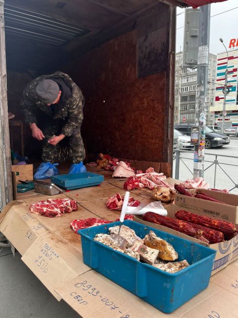 В Октябрьском районе оштрафовали нелегального уличного торговца мясом: он промышлял из кузова фургона. 
..