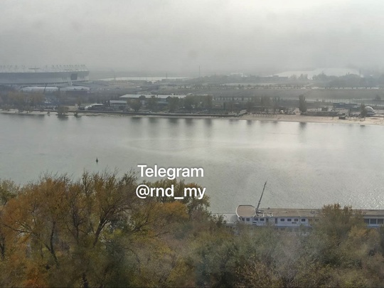 Масляное пятно возле Ворошиловского моста в Дону заметили жители. Они сообщают, что его уносит течением  Что..