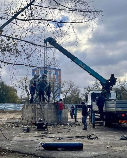 Скульптурную композицию «Футболисты» сегодня демонтировали на стадионе «Прогресс» для реставрации  Ее..