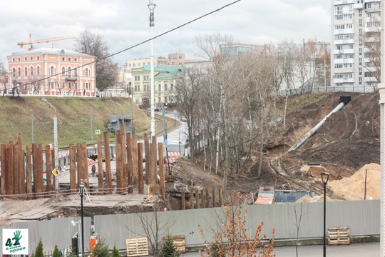 🏗🌳🚜 
Что происходит в Почаинском овраге? 
Экскаваторы бодро ездят по склонам. Везде цемент, трубы и..