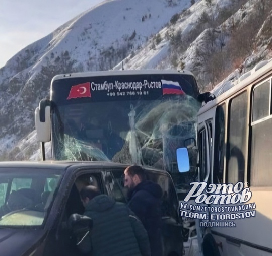 🚌 Автобус из Ростова попал в ДТП в Верхнем Ларсе в районе Российско-грузинской границы. Он следовал по..