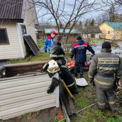 Под Колтушами спасателям пришлось доставать 73-летнего пенсионера из 13-метрового колодца  Инцидент..