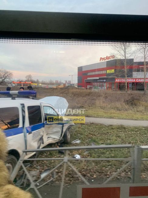 В Новосибирске Тойота попала в ДТП с полицейским автомобилем  Об этом вчера утром сообщили в телеграм-канале..