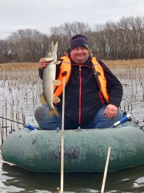 В Свердловской области рыбак Алексей Сеимов с семьей наловил много щук в почти пересохшем озере  Самая..