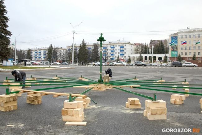 🎄На площади Ленина в Уфе начали устанавливать главную новогоднюю елку - ГорОбзор 
В Уфе приступили к..