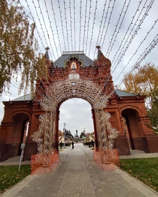 В гостях на Красной 🎄 Ну что сказать: Парк Галицкого поглощает город - и это хорошая новость 😇😂  Конечно же..