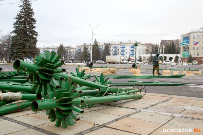 🎄На площади Ленина в Уфе начали устанавливать главную новогоднюю елку - ГорОбзор 
В Уфе приступили к..