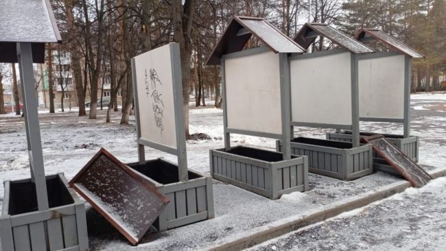 😤В уфимском сквере вандалы разгромили стенды с портретами героев  В Уфе вандалы разгромили стенды в сквере..