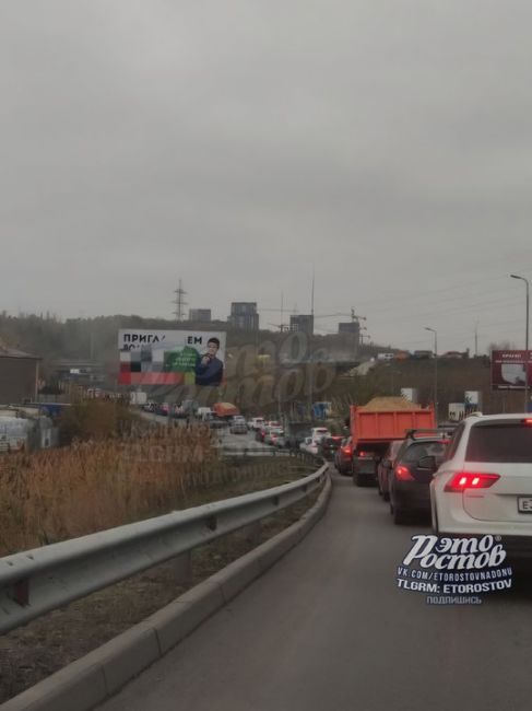 ⛔️ Выезд из Аксая стоит регулярно. Вся проблема в ремонте моста - из-за него транспорт объезжает через..