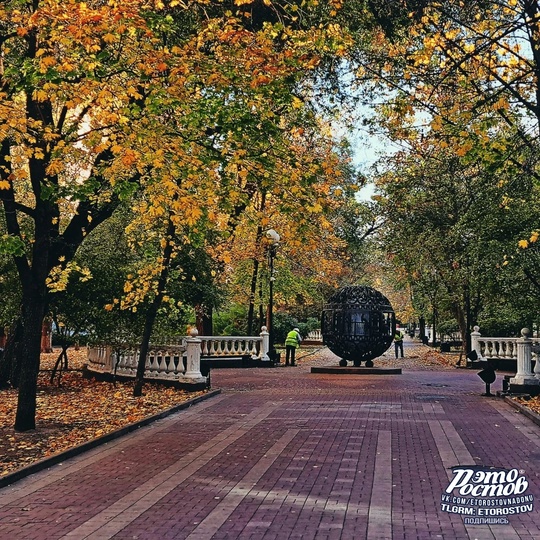 Осенью легко быть счастливой. Тёплая одежда, горячий чёрный чай, любимая музыка в наушниках, и прогулка по..