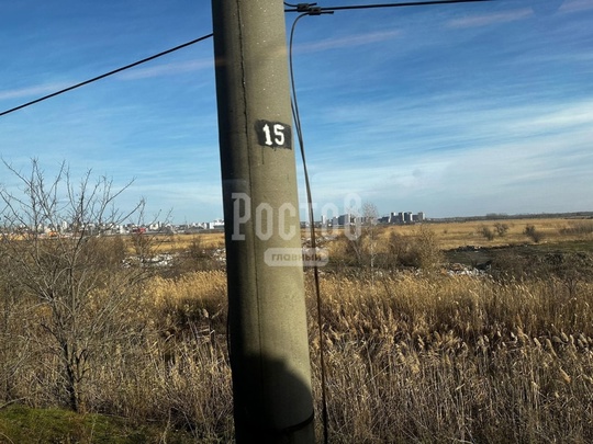 Вот так выглядит въезд в Ростов через железную дорогу. Свалка из строительных материалов на поле по правую..