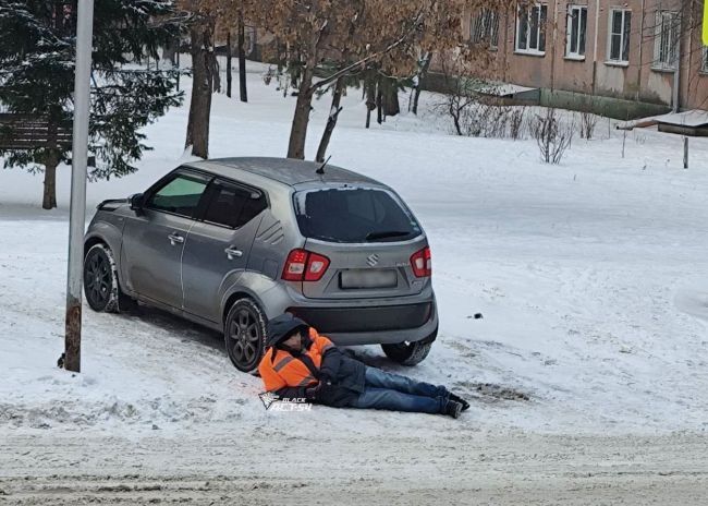 🔥 На чиле, на расслабоне  Отдыхающего на заснеженной дороге рабочего заметили жители Новосибирска...