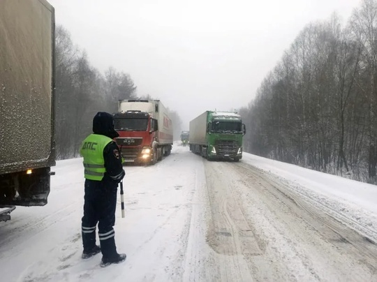 ❄️ ️ «М-5: трасса или каток?» — снегопад парализовал движение в Челябинской области.  Водители жалуются на..