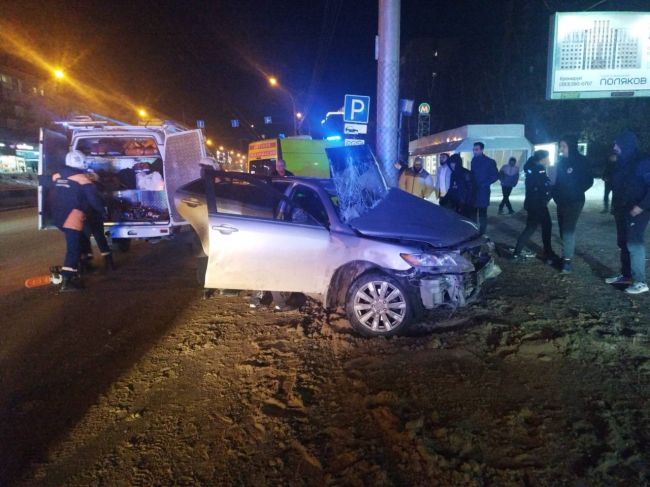 Camry въехала в столб на Красном проспекте в Новосибирске  Авария произошла накануне вечером. В результате ДТП..