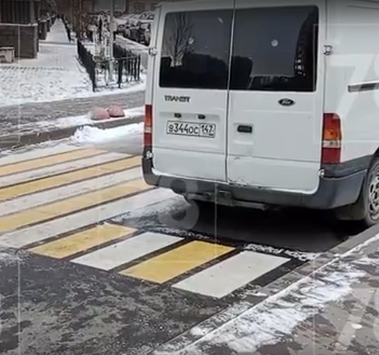 В Кудрово дорожники не стали тревожить владельца фургона при нанесении разметки  У дома №7 на Ленинградской..