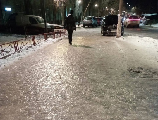 В Москве из-за гололедицы до понедельника продлили "желтый" уровень погодной опасности.  В Подмосковье тоже..