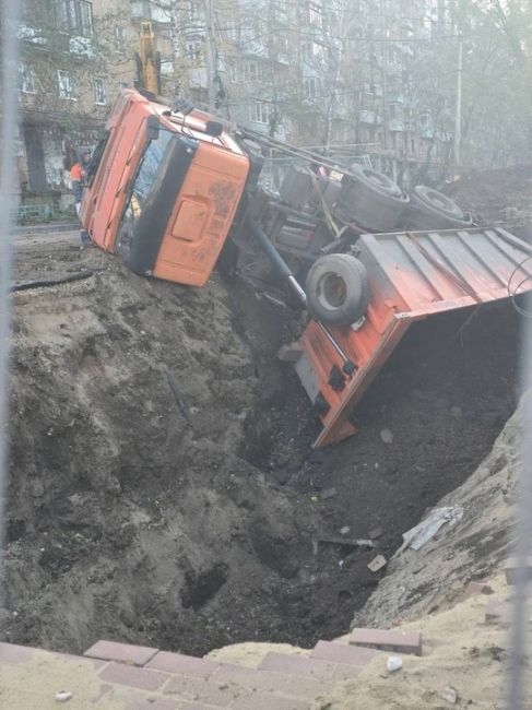 В Самаре грузовик провалился в коммунальную яму на проспекте Ленина. 
Это произошло в том самом месте, где в..