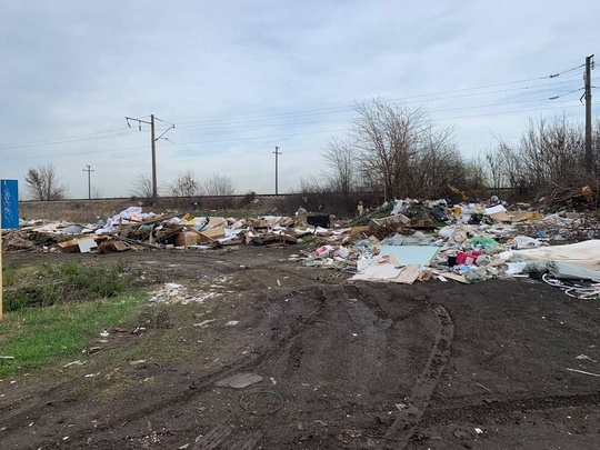 «В микрорайоне Российском устроили стихийную свалку. Чёрные мусорщики ночью, без фар, не боясь застрять в..