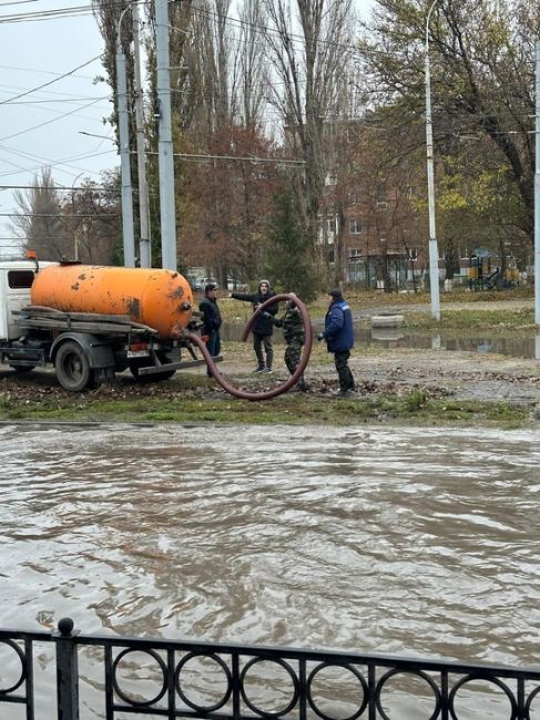 В Таганроге продолжаются работы по устранению коммунальной аварии на пересечении улиц Морозова и..