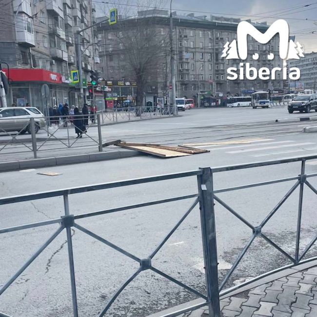 На площади Калинина в результате сильного ветра произошло столкновение с пешеходом.  Событие произошло..