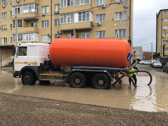 В настоящее время в городе ликвидируют локальные подтопления  Техника работает по адресам:  — Тенистая;
—..